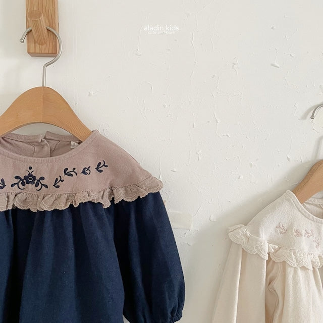 aladin / york embroidery blouse