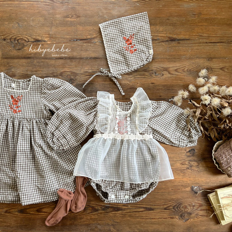 hi byebebe / bebe bell check bonnet
