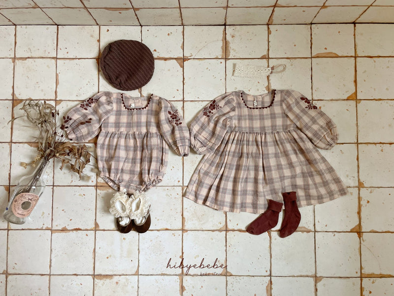 hi byebebe / bebe check embroidery suit
