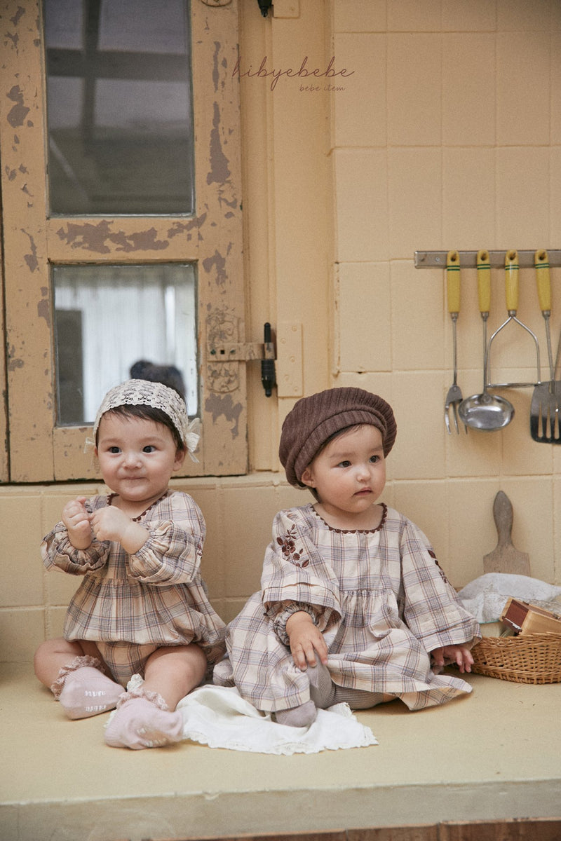 hi byebebe / bebe check embroidery suit