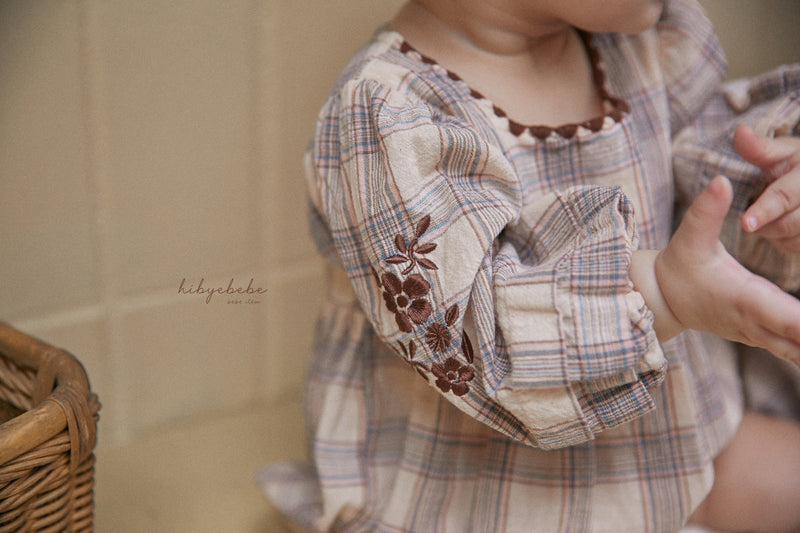 hi byebebe / bebe check embroidery suit