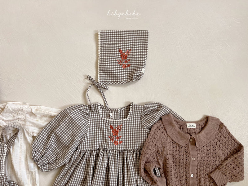 hi byebebe / bebe bell check bonnet