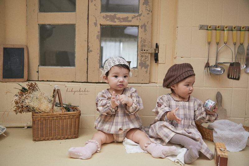 hi byebebe / bebe check embroidery suit