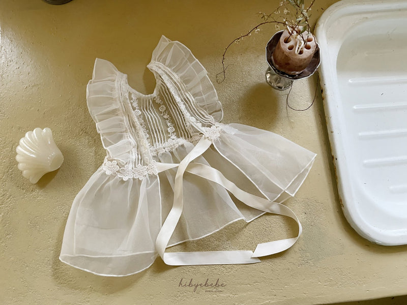 hi byebebe / bebe organza apron