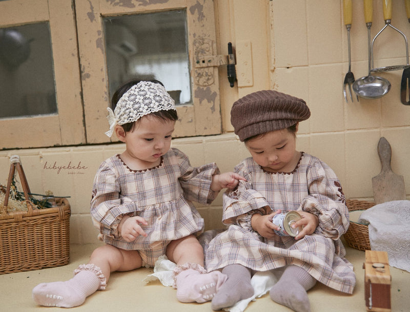 hi byebebe / bebe check embroidery suit