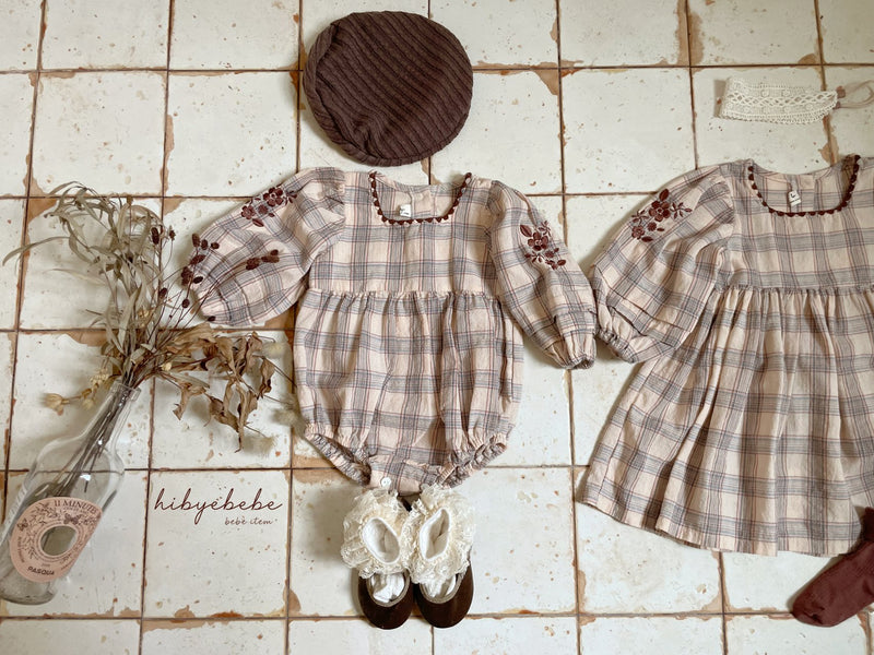 hi byebebe / bebe check embroidery suit