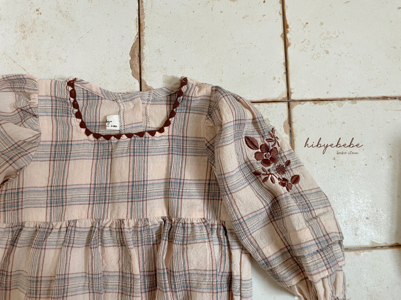 hi byebebe / bebe check embroidery suit