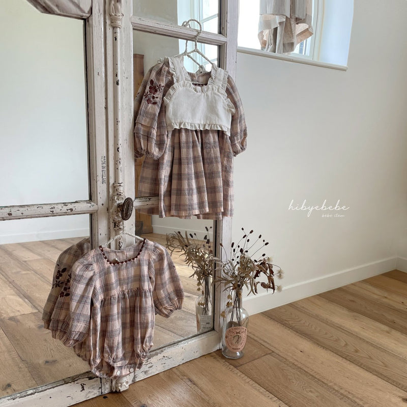 hi byebebe / bebe check embroidery suit